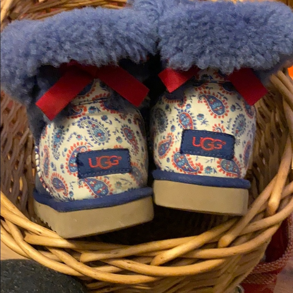 Uggs SO CUTE Blue & Paisley Mini Bailey Bow size 7